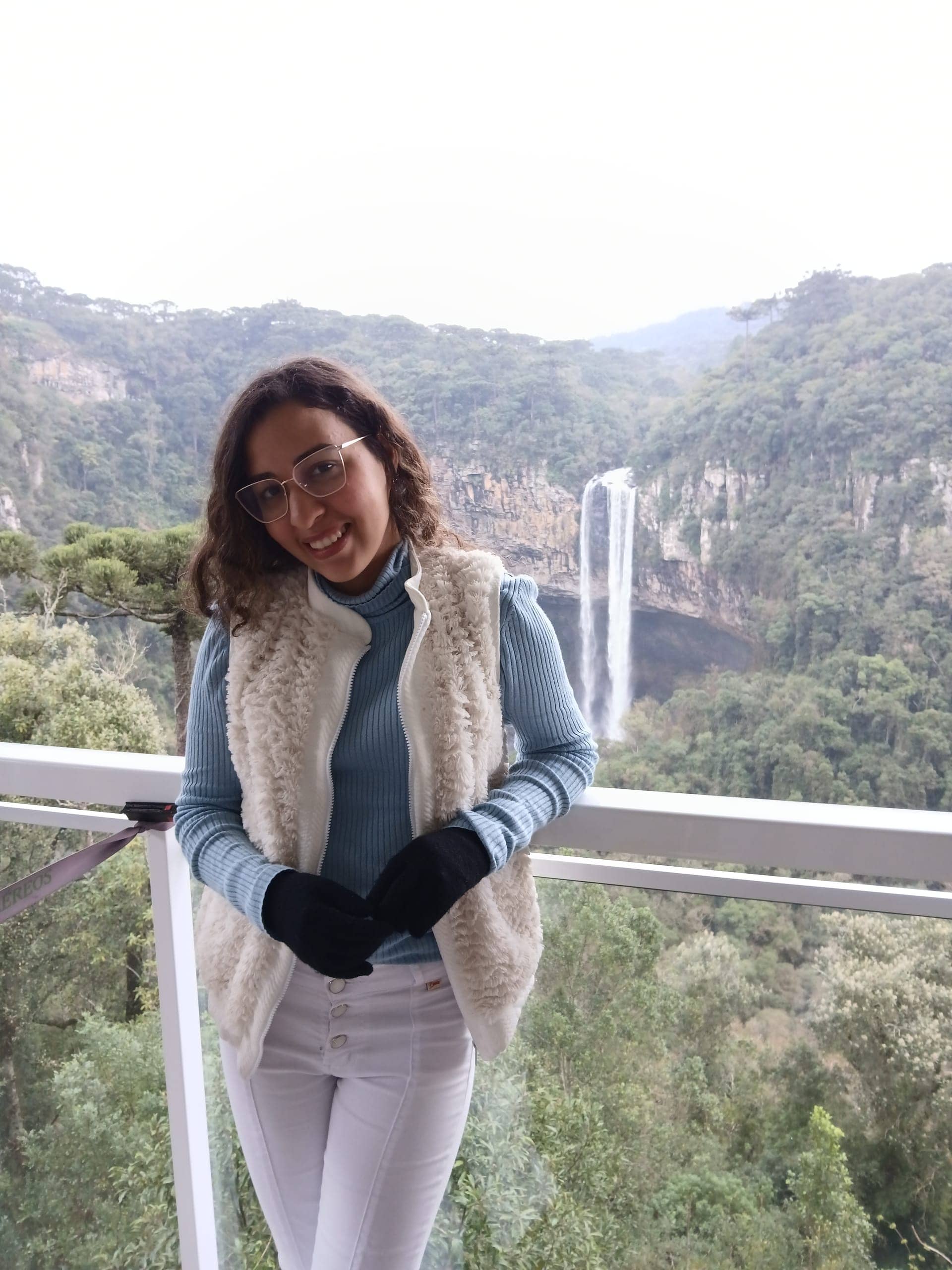 O casal próximo à cachoeira
