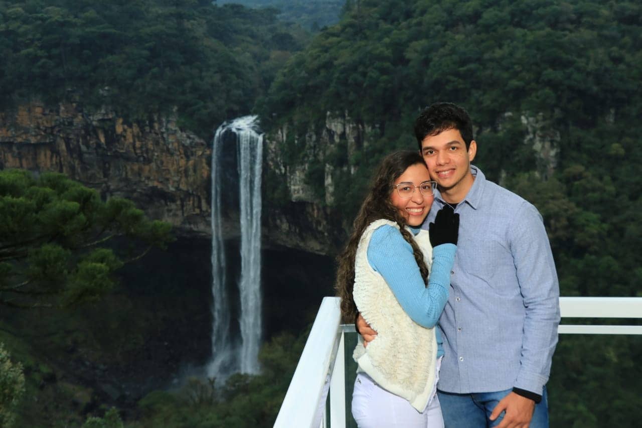 O casal diante da queda d'água