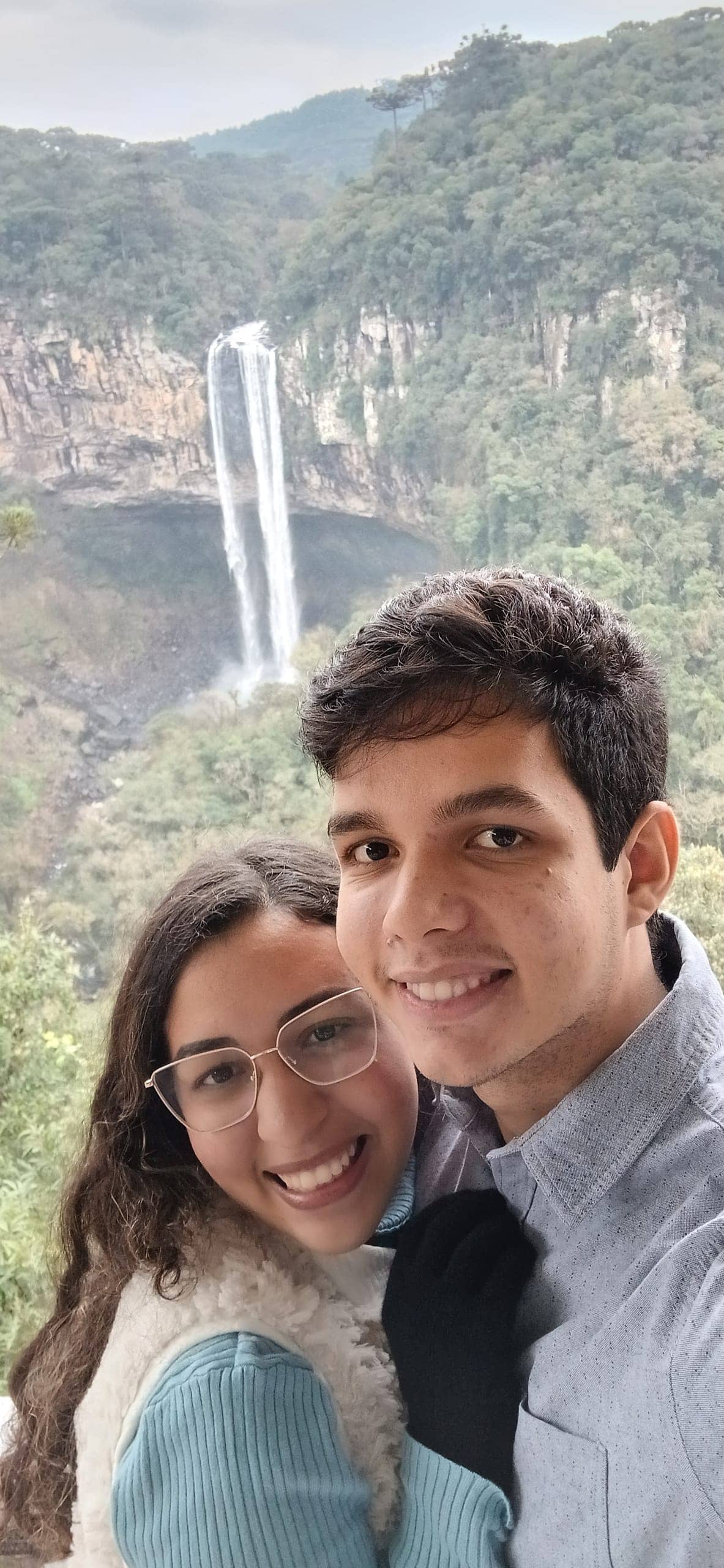 O casal diante de uma cachoeira