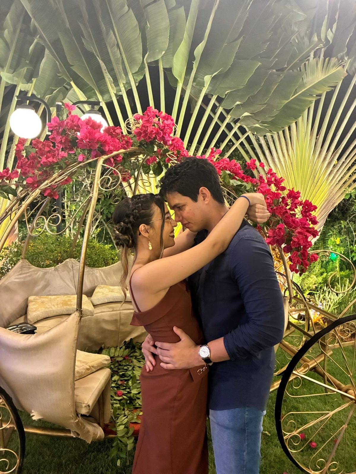Jonas e Kellyane abraçados sob um arco de flores