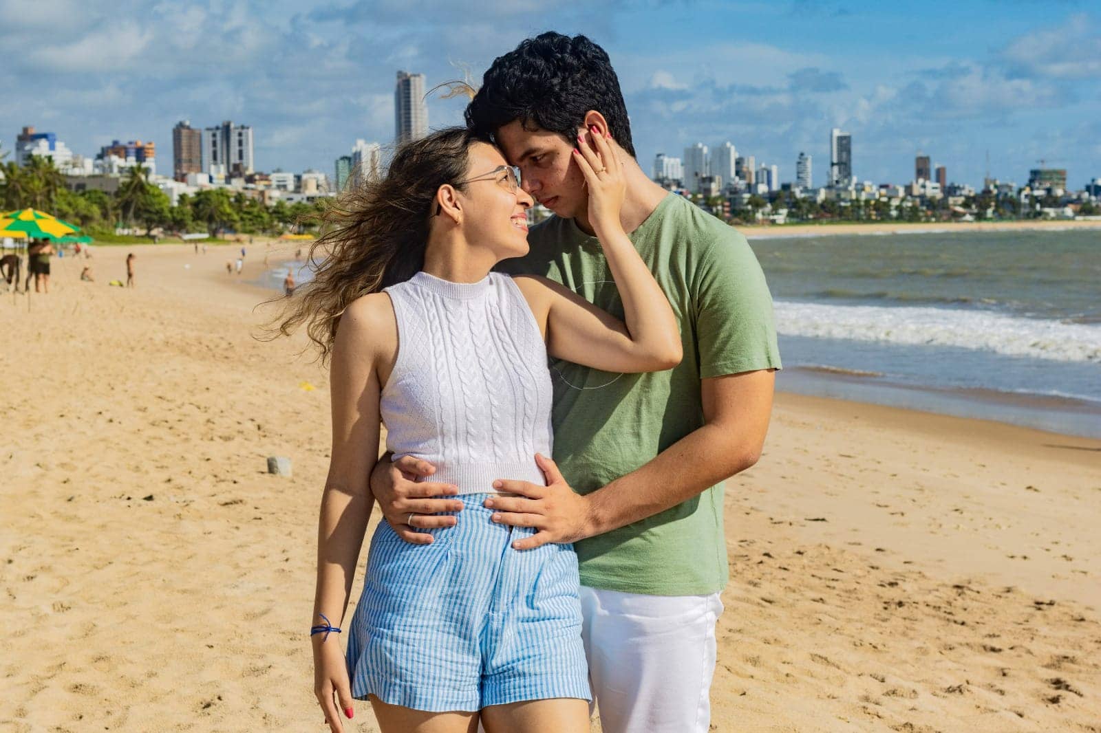 Jonas e Kellyane de testas coladas na praia