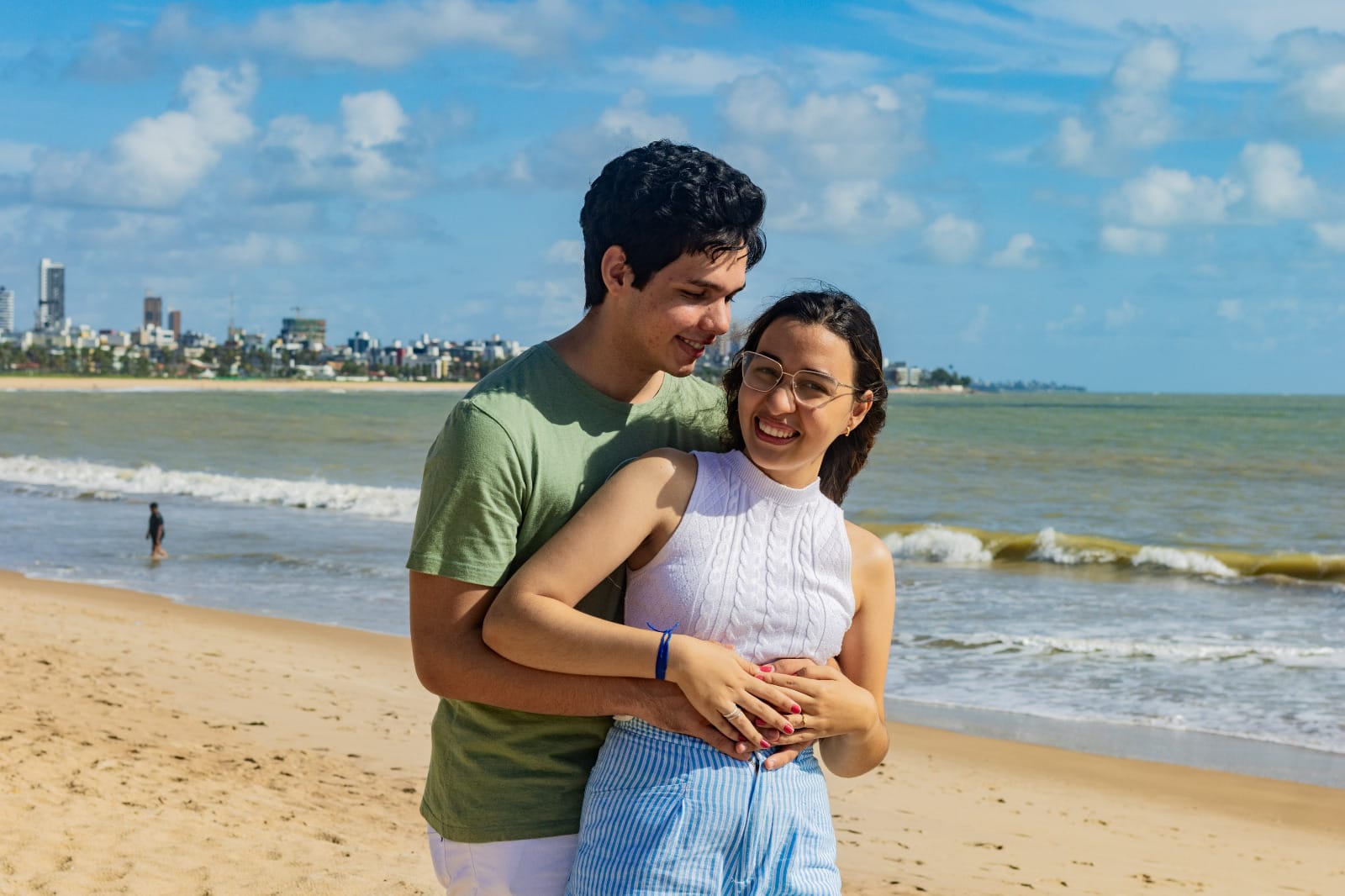 Jonas e Kellyane abraçados na praia