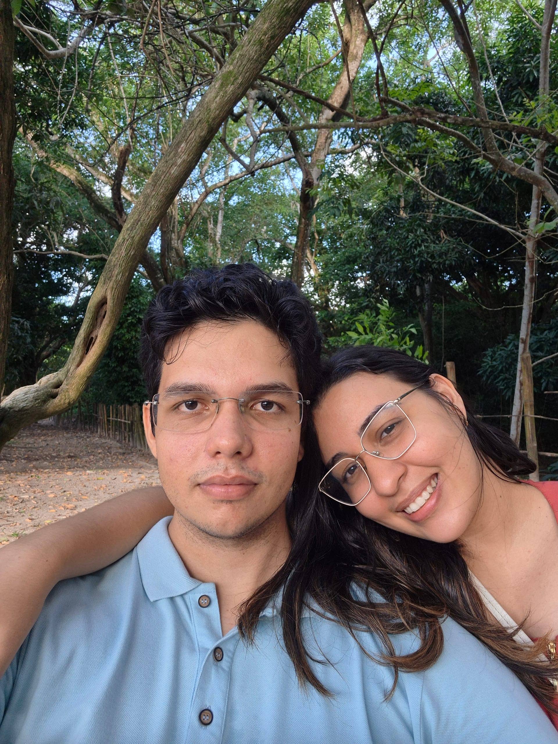 O casal em meio ao verde do Jardim Botânico