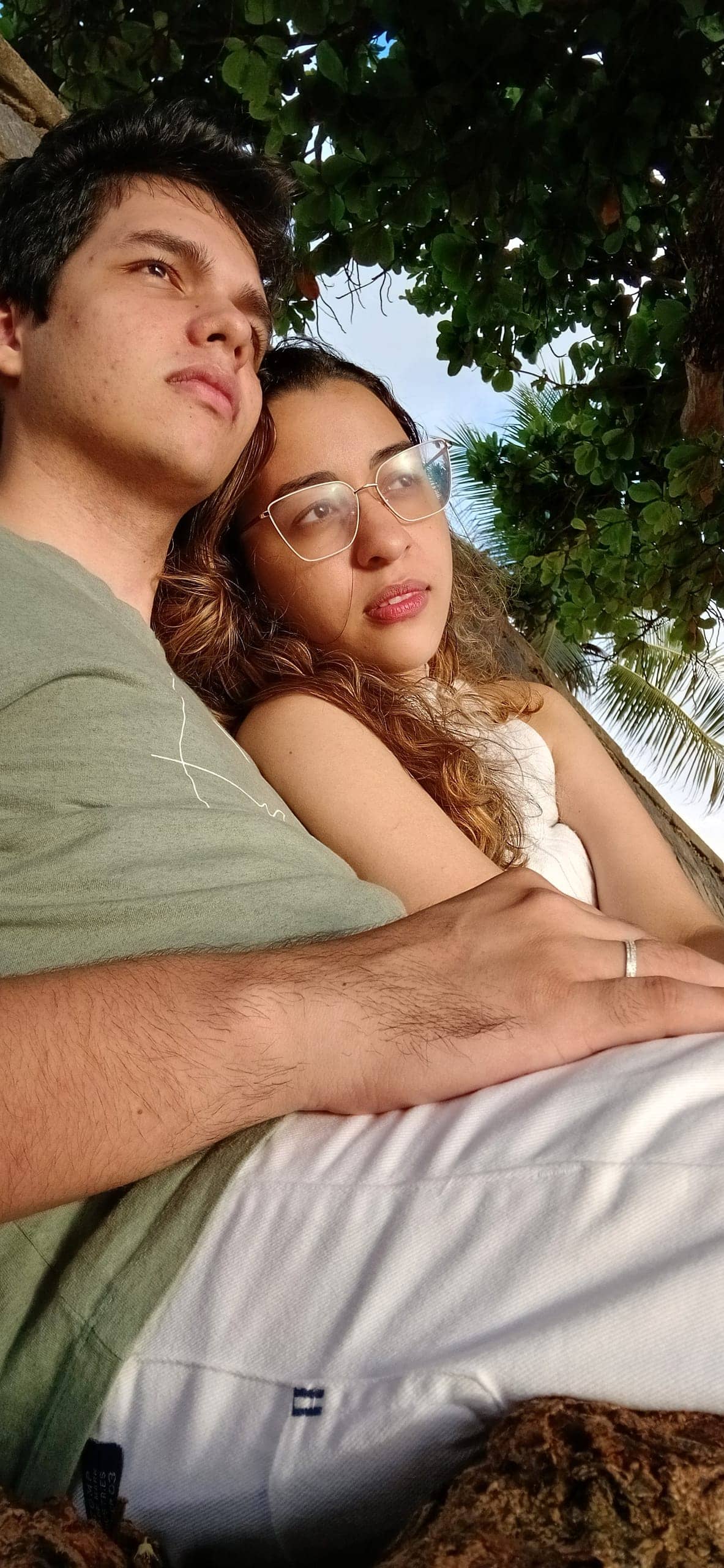 Jonas e Kellyane sorrindo juntos