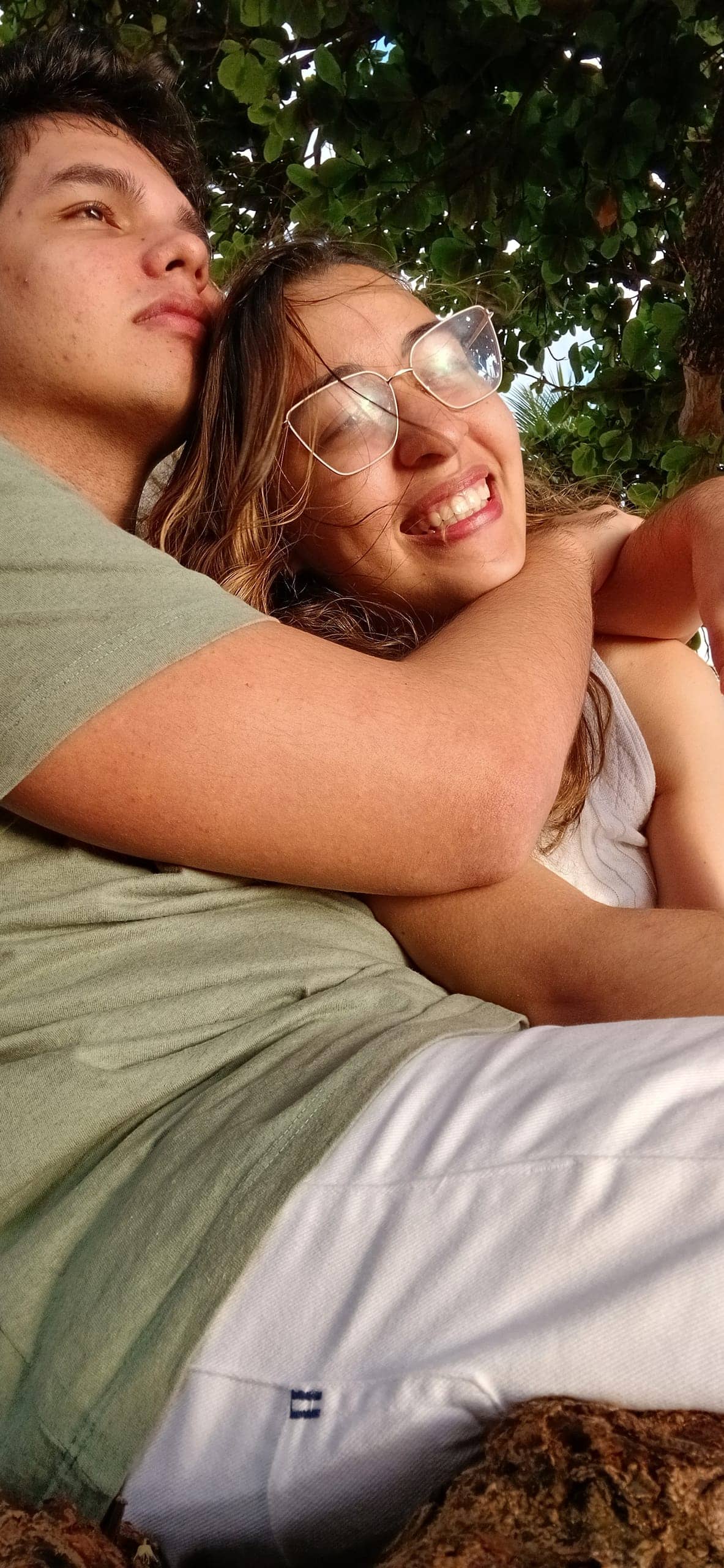 O casal abraçado