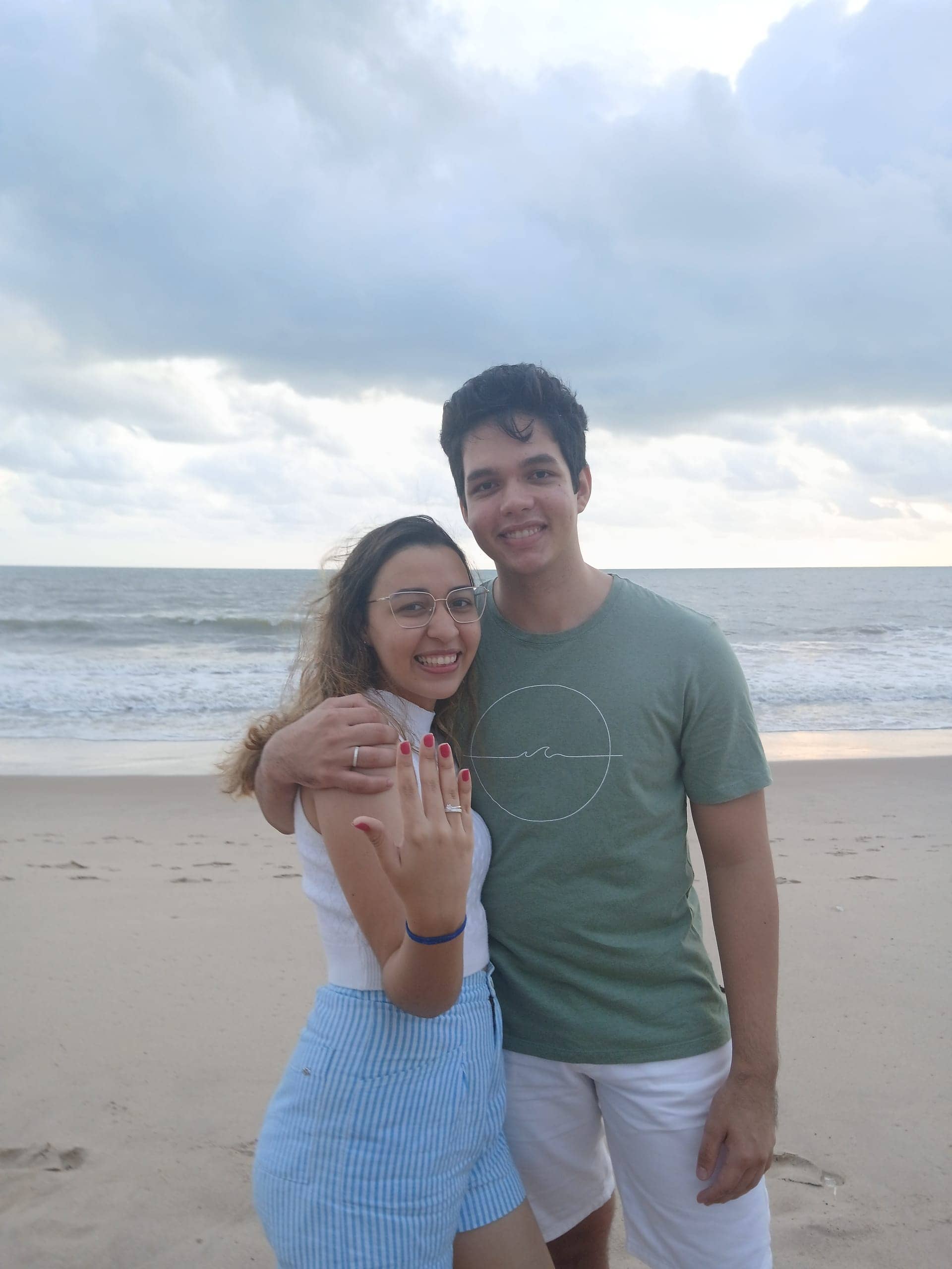Jonas e Kellyane na praia, Kellyane exibindo a aliança