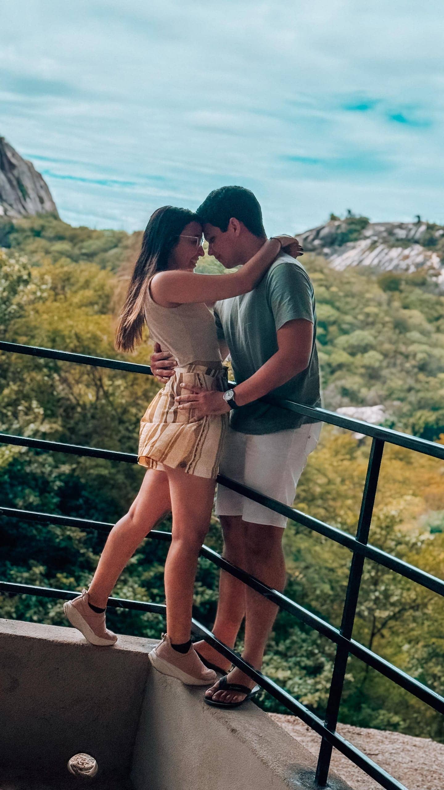 Jonas e Kellyane abraçados em um mirante