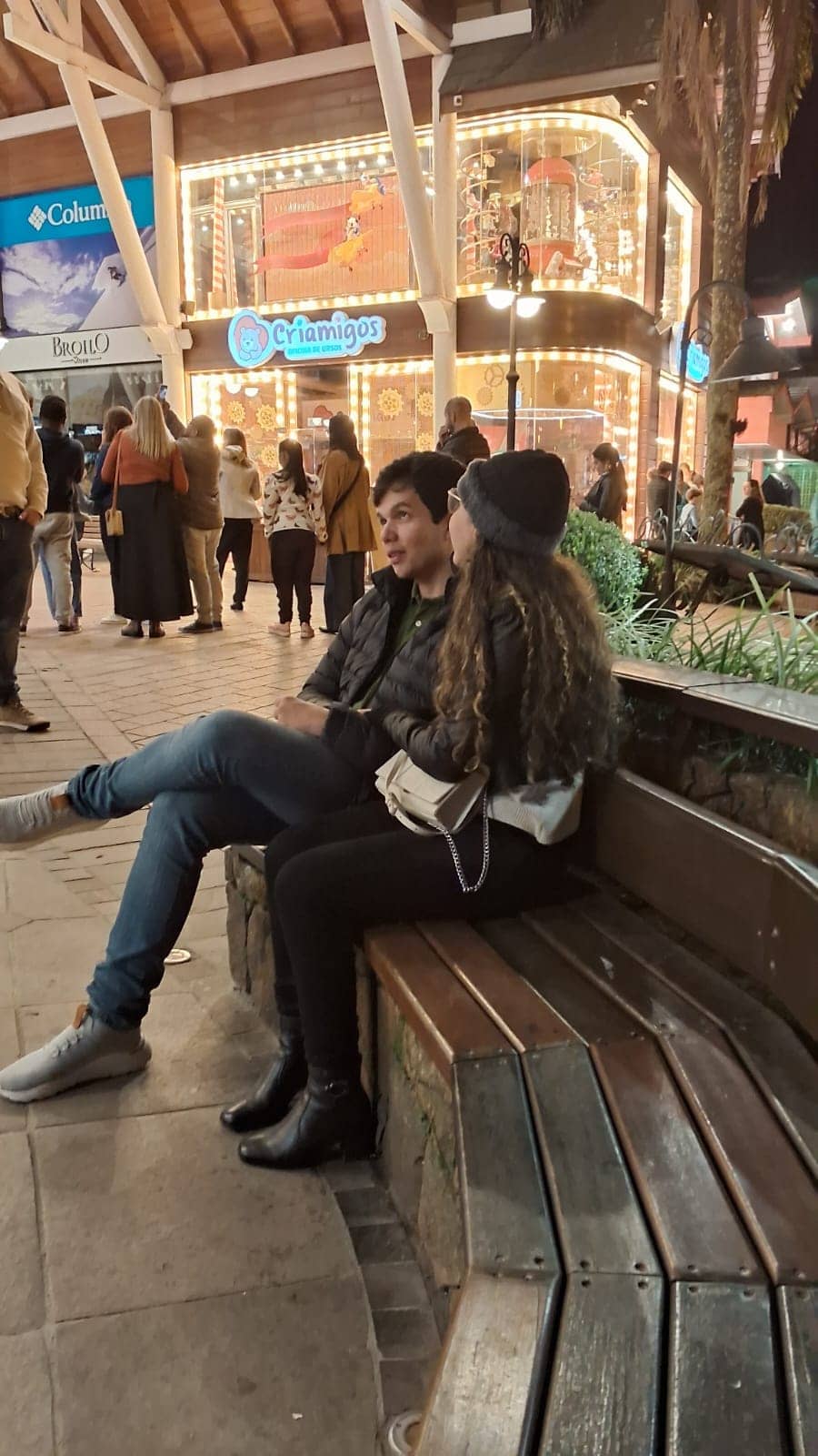 Jonas e Kellyane sentados em uma praça de Gramado
