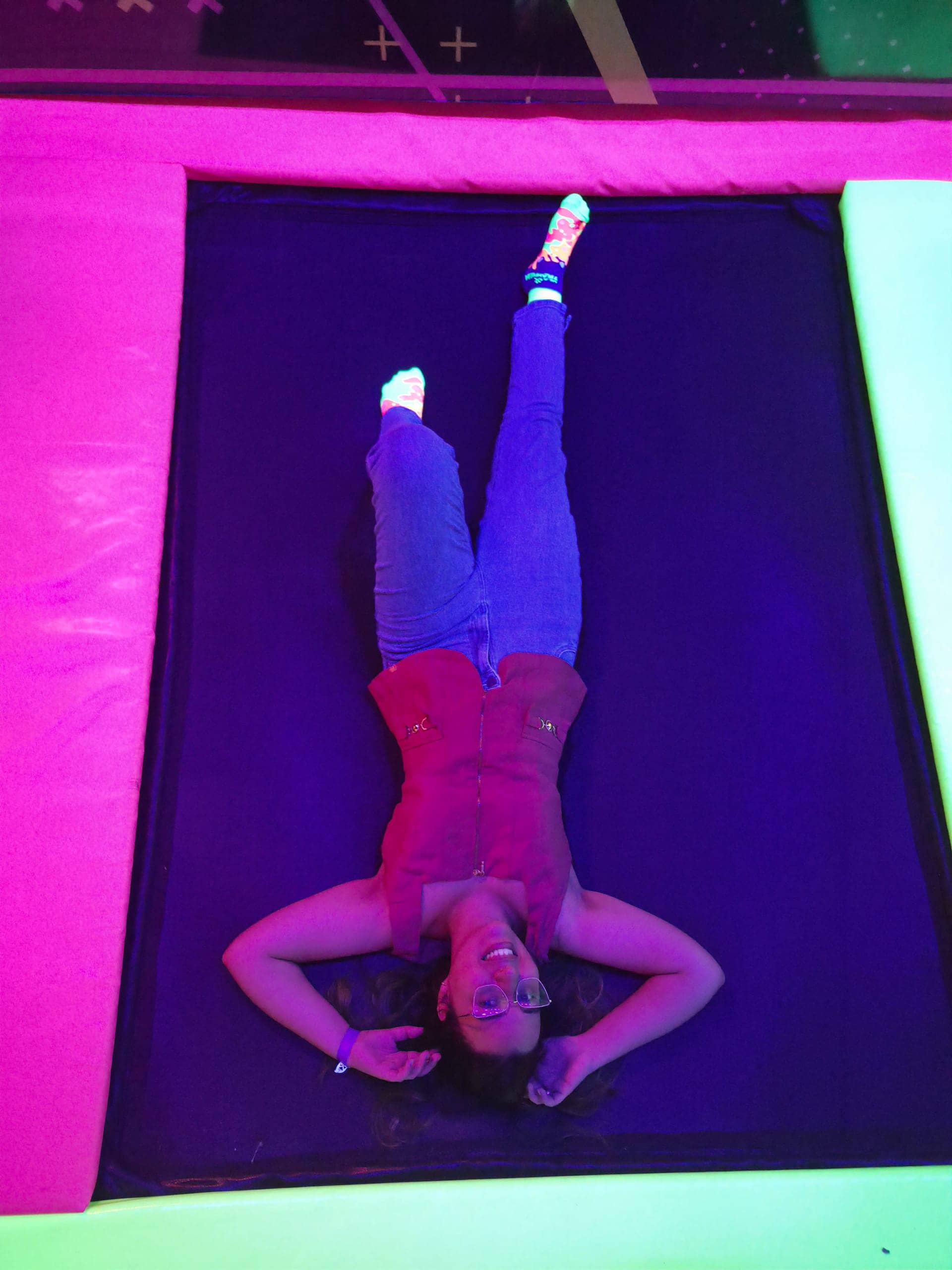 O casal no parque de trampolins